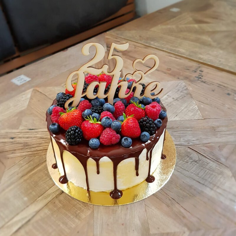 Drip Cake mit Beeren