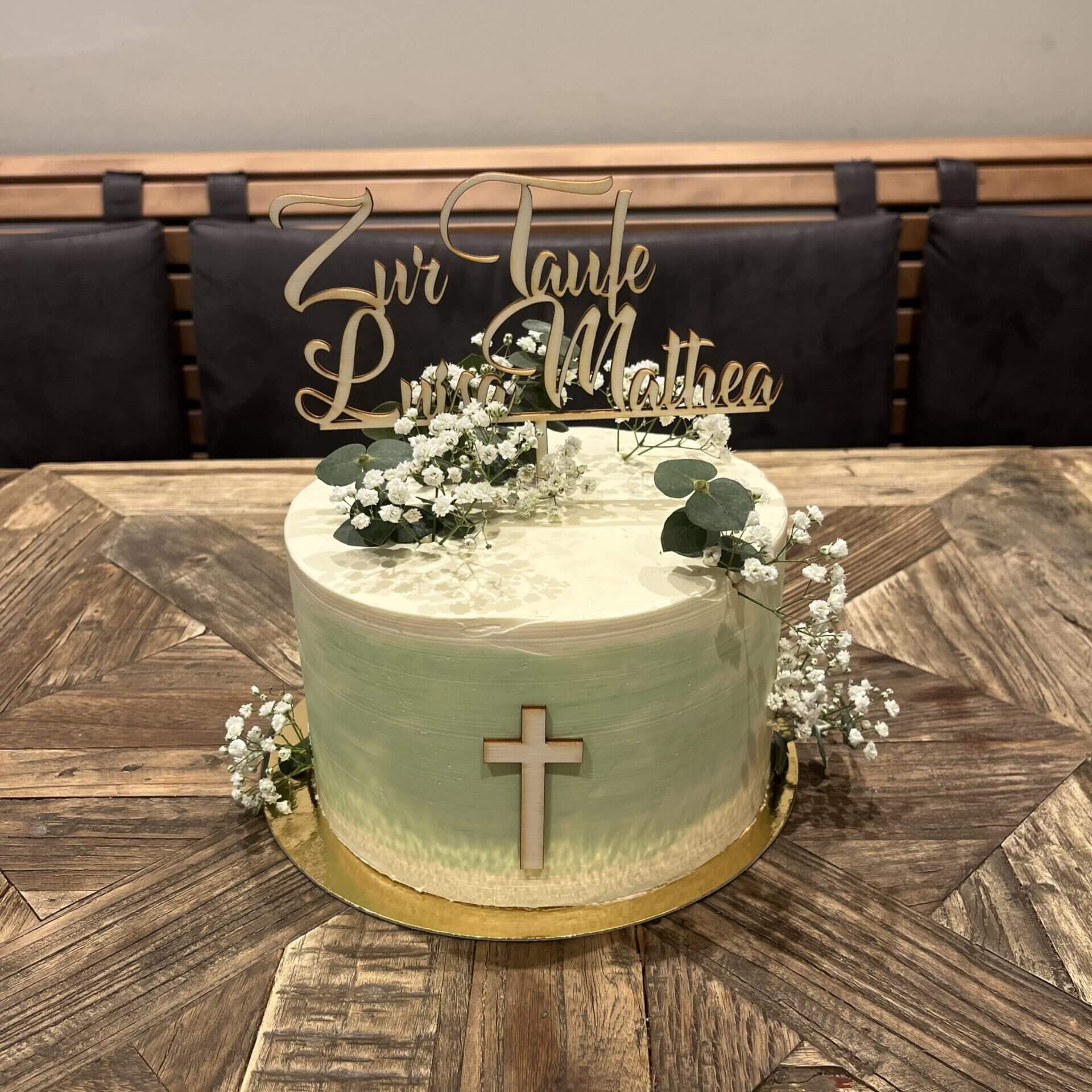 Zweifarbige Torte für Kommunion, Konfirmation oder Taufe